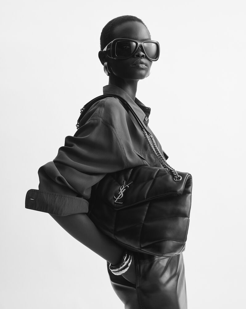 PUFFER中号亮面皮革手袋