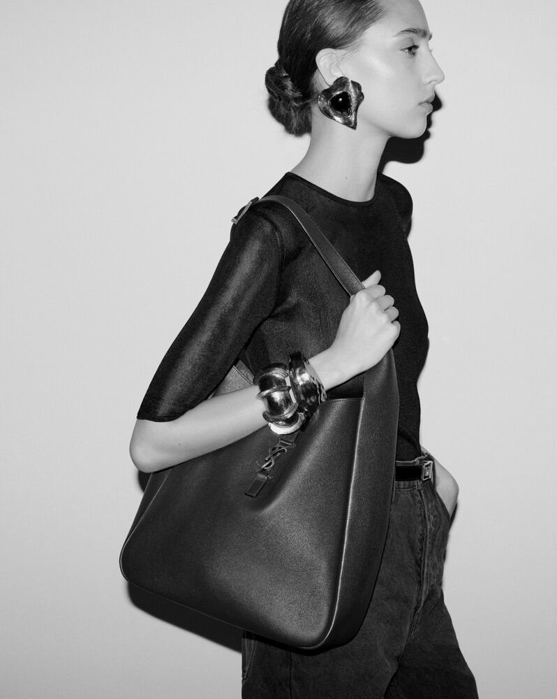 LE 5 À 7大号柔软粒面皮革手袋