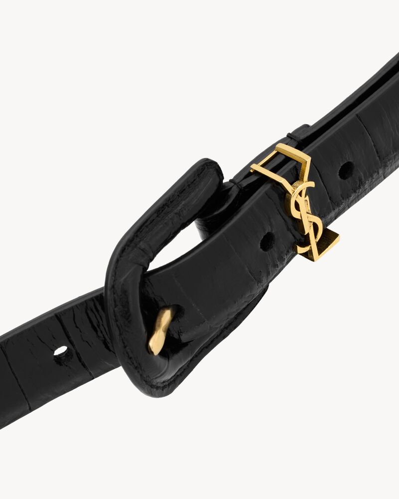 字母标志包覆式搭扣鳄鱼纹压印皮革窄款腰带