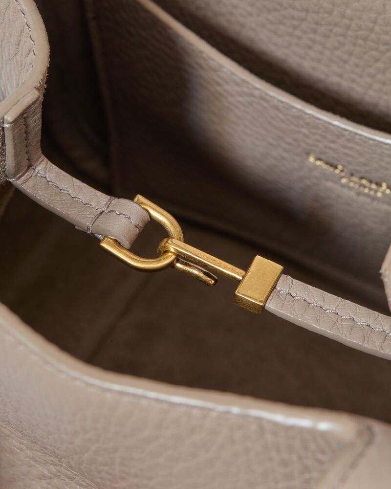 LE 5 À 7 BABY BEA粒面皮革手袋