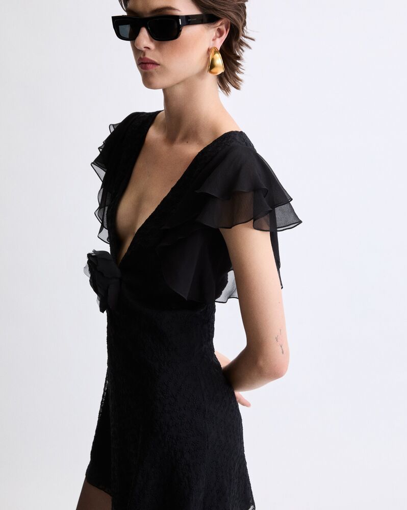 平纹细布刺绣V领连衣裙