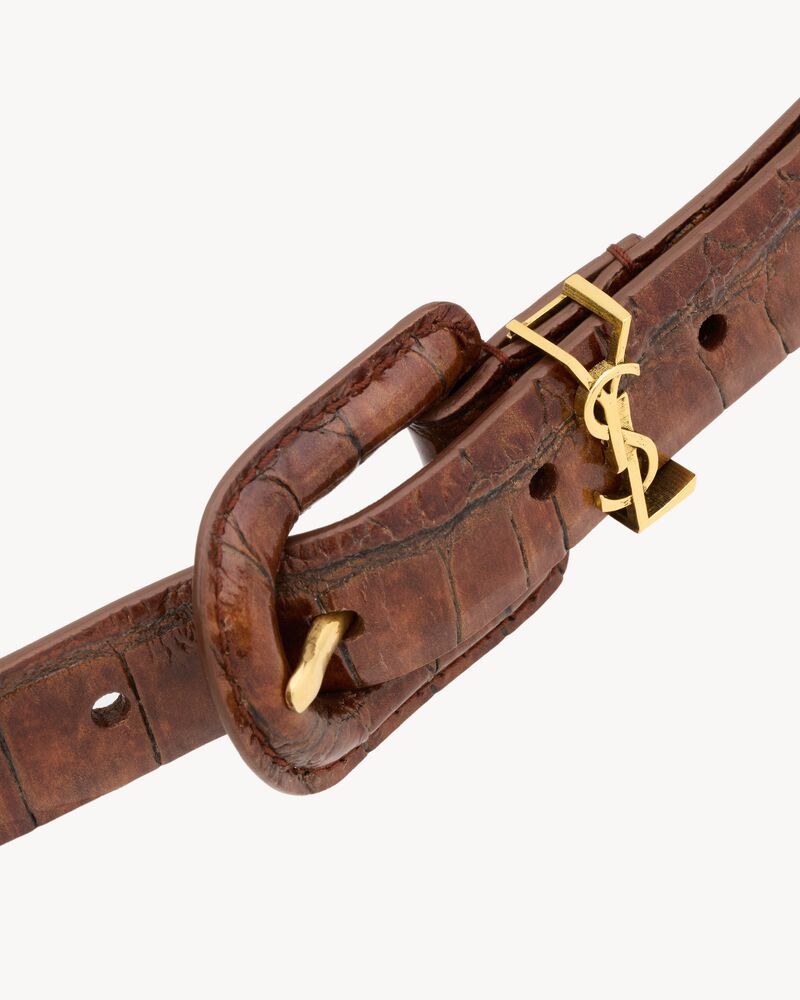 字母标志包覆式搭扣鳄鱼纹压印皮革窄款腰带