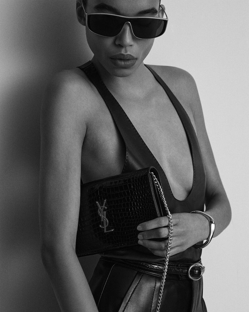 Cassandre Saint Laurent鳄鱼纹压印亮面皮革链条钱包