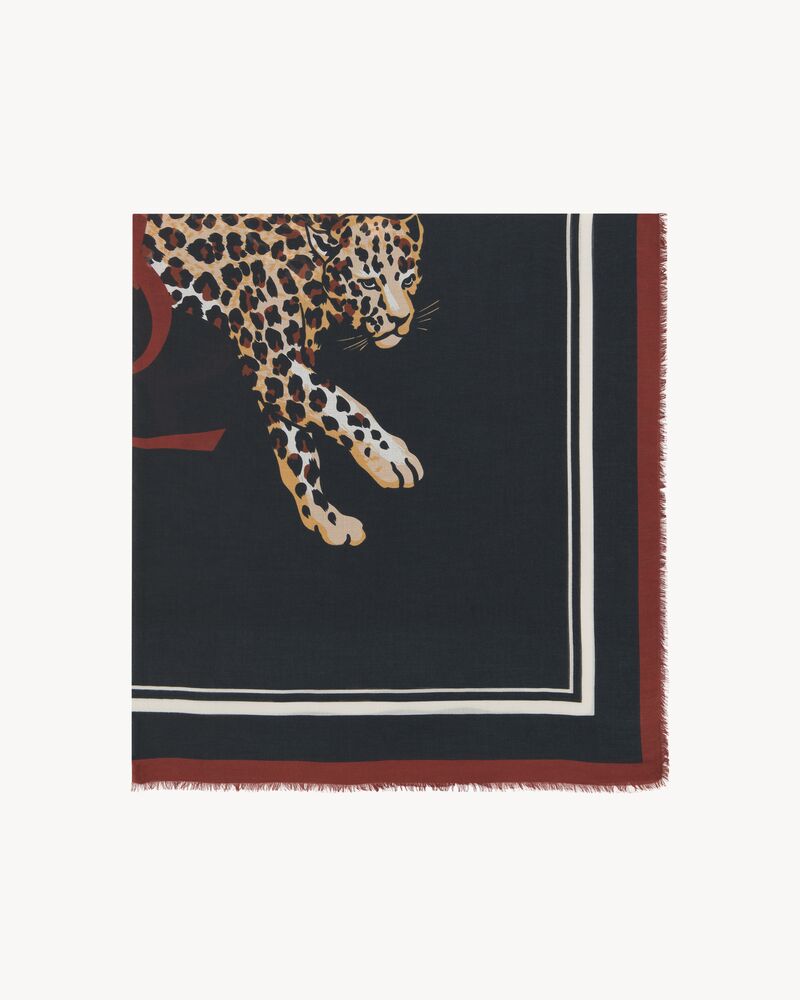 莫代尔和山羊绒方形围巾